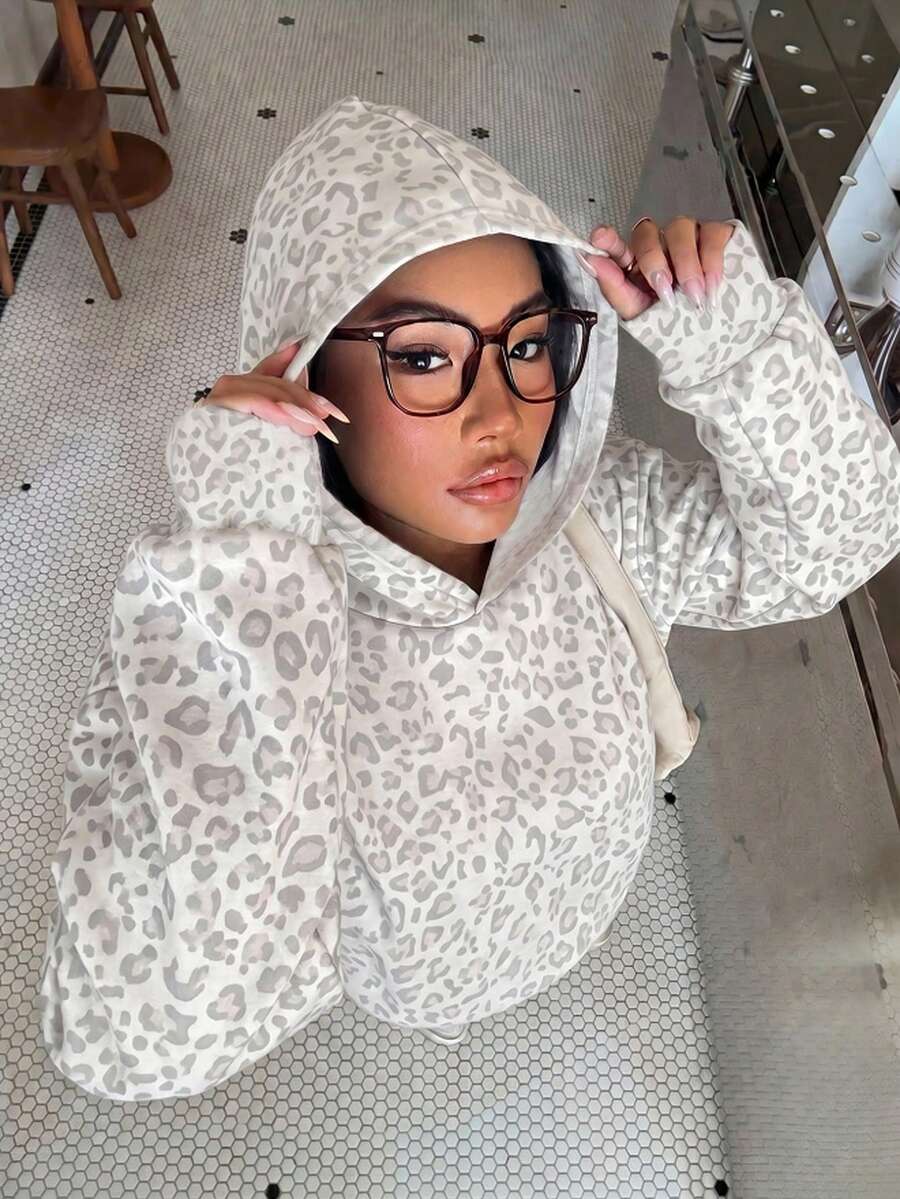 女童休閒時尚可愛粉色蝴蝶結圖案刺繡套頭衛衣,淺色豹紋連帽衛衣,柔軟灰色調豹紋復古低調設計,告別花哨搶眼,寬鬆落肩版型舒適自在,適合各種身型,活動玩耍不受限,日常搭配牛仔褲與運動褲,休閒隨性 - 灰色 - 查看 1