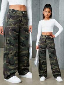 SHEIN 女童迷彩丹寧工裝寬腿褲，四季新款，街頭休閒個性風格，軍綠迷彩印花酷感百搭，鈕扣與拉鍊門襟搭配彈性後腰舒適穿著，寬鬆寬腿版型修飾腿型，100%純棉面料挺括有型，可搭配T恤與衛衣，適合日常穿著、上學與聚會 - 軍綠色 - 查看 8