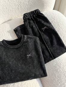 SHEIN Playful Pals 女童T恤與牛仔褲套裝，黑色酸洗，圓領針織上衣搭配寬鬆寬腿牛仔褲，可愛蝴蝶結刺繡，女童時尚必備，適合四季穿著，簡約百搭風格，完美適用於日常穿著、拍照、購物、外出、派對，2026秋季新品 - 黑色 - 查看 10