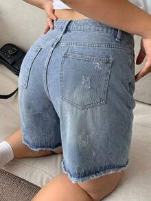 Dazy Plus Celana Pendek Denim Biru Tua dengan Saku Belakang dan Bordir Pita, Potongan Lurus, Panjang Selutut, Cocok untuk Musim Semi dan Musim Panas - Light Wash - View 5