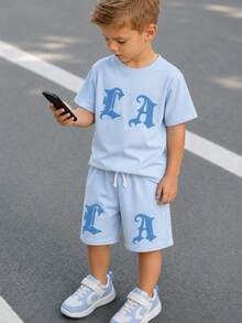 SHEIN 小男孩 T-Shirt 套裝，男孩美式街頭哥德風 LA 大字母印花藍色柔軟針織圓領短袖短褲 T-Shirt 套裝，兒童休閒運動 T-Shirt 短褲 2 件套，洛杉磯，字母，適合 4-7 歲 - 藍色 - 查看 3
