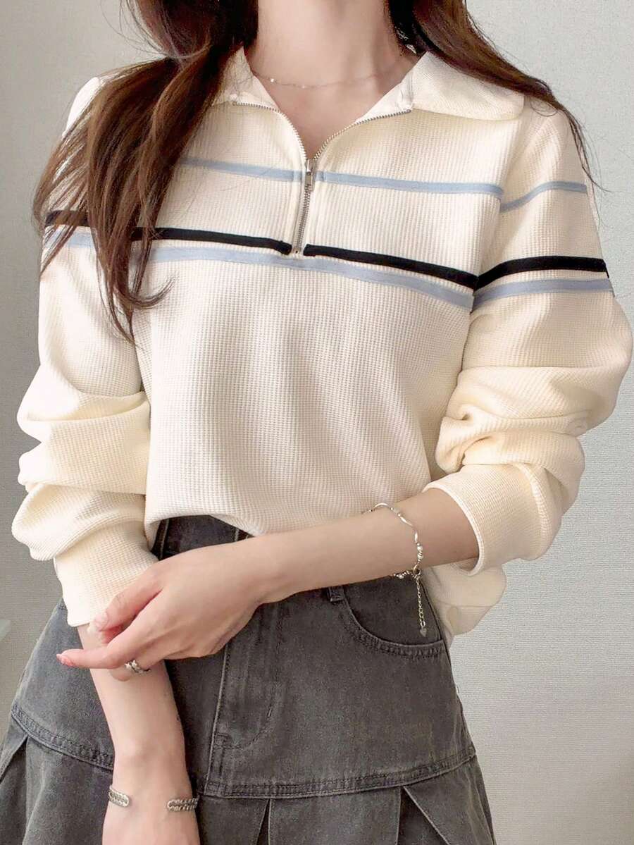 FRIFUL 女款半鈕扣 Polo 領寬鬆版型拼接色 T 恤,藍白條紋,秋季休閒學院風,適合返校、教師、日常上學穿搭 - 白色 - 查看 1