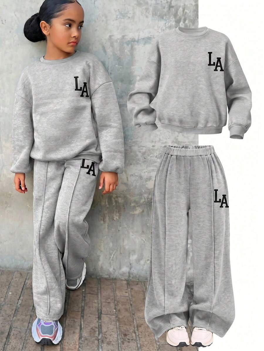 SHEIN 少女休閒「LA」字母印花針織素色寬鬆落肩長袖衛衣與百褶寬腿運動褲套裝,女孩秋季服飾,女孩秋季穿搭,女孩冬季服飾 - 灰色 - 查看 1