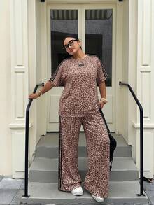 SHEIN EZwear 大尺碼女款全印花拼色上衣與長褲休閒日常兩件套，米色夏季度假騎行裝 - 彩色 - 查看 6