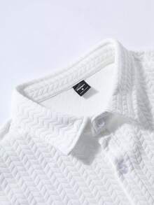 Manfinity Homme 男士休闲日常风格，融入INS元素：几何针织纹理提花短袖白衬衫，正面纽扣设计。这款单品散发着优雅浪漫的气息，无论是夏威夷海滨度假还是日常穿着，都堪称完美。它也是送给男朋友或老公的贴心礼物，彰显精致浪漫的法式风情。男士几何提花单排扣休闲短袖衬衫、男士夏季衬衫、男士时尚夏季纽扣衬衫、男士服装、男士衬衫、男士精美衬衫 - 白色 - 查看 6