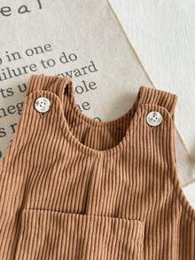 SHEIN Vintaside Kids 嬰兒女童中性 0-3 歲幼兒春秋款愛心印花粉色燈芯絨吊帶褲套裝，胸前口袋設計，休閒版型，適合外出與居家休閒 - 卡其色 - 查看 8