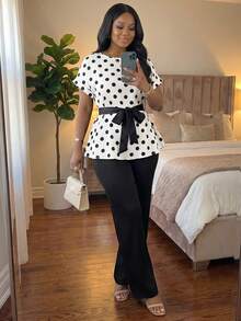 SHEIN Lady CURVE 大尺碼女款黑白黑印花腰綁帶上衣與長褲兩件套 正式晚宴辦公夏季優雅 - 黑與白 - 查看 7