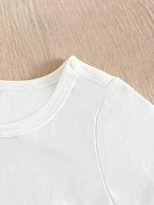 SHEIN Playful Pals 2件組男嬰圓領T恤與卡通鴨刺繡圍兜短褲，藍白條紋夏季休閒可愛家庭套裝嬰兒服 - 藍色 - 查看 5