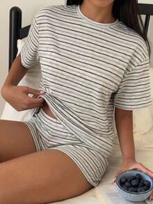 SHEIN EZwear 女款休閒條紋寬鬆T恤與修身短褲套裝，美式復古條紋，街頭風，適合日常通勤、約會、派對、秋冬、夏季、婚禮、海灘、畢業典禮，優雅休閒，外出穿搭，Y2K - 彩色 - 查看 4