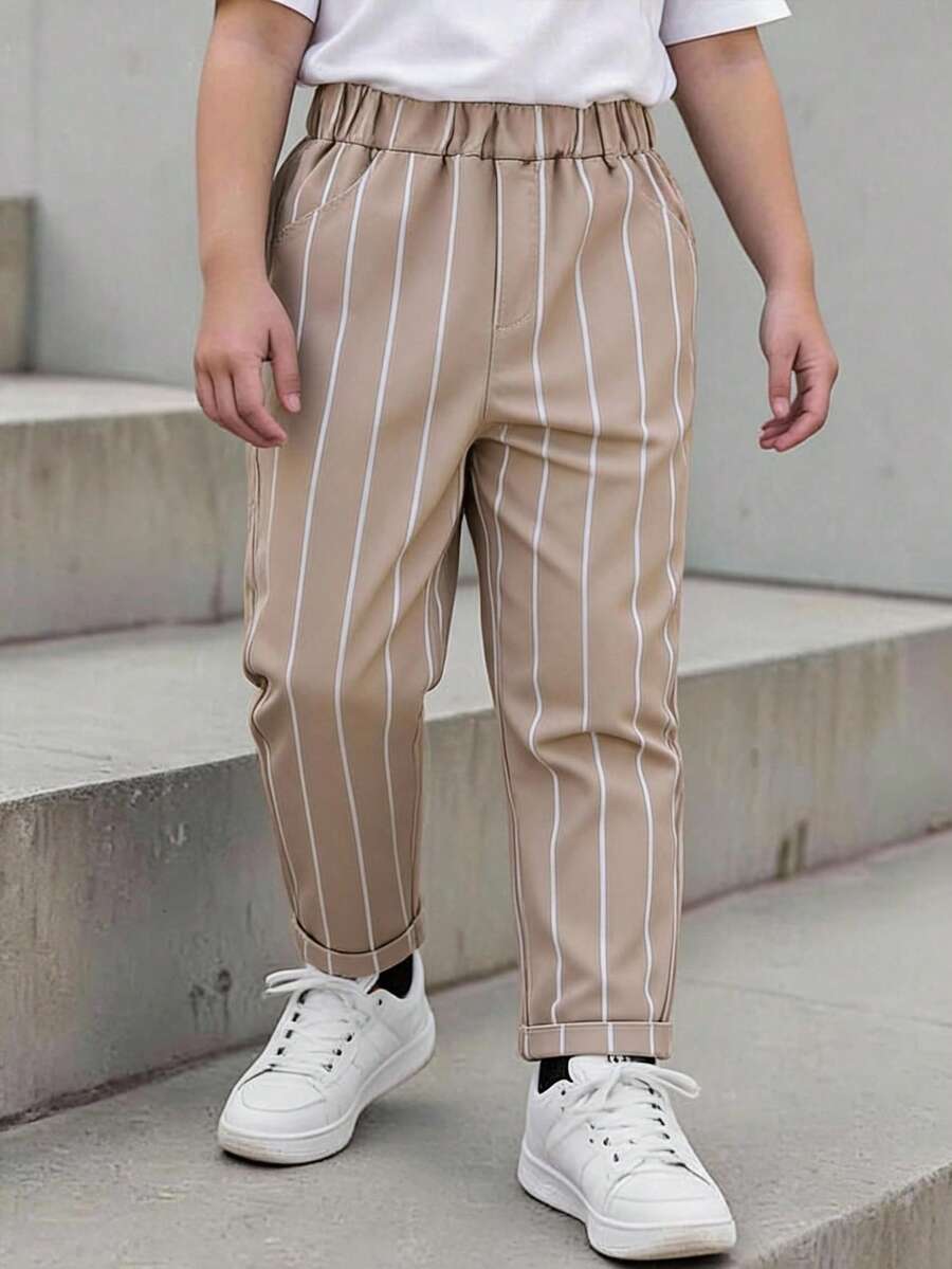 SHEIN Casuvi Kids 男孩梭織長褲,經典百搭。由高品質梭織面料製成,挺括有型且柔軟舒適,適合外出或各種休閒場合。直筒版型,活動方便,可完美搭配T恤、襯衫或夾克,是小男孩衣櫥中不可或缺的實用單品 - 卡其色 - 查看 1