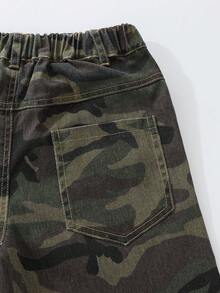 SHEIN 女童迷彩丹寧工裝寬腿褲，四季新款，街頭休閒個性風格，軍綠迷彩印花酷感百搭，鈕扣與拉鍊門襟搭配彈性後腰舒適穿著，寬鬆寬腿版型修飾腿型，100%純棉面料挺括有型，可搭配T恤與衛衣，適合日常穿著、上學與聚會 - 軍綠色 - 查看 5