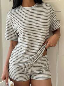 SHEIN EZwear 女款休閒條紋寬鬆T恤與修身短褲套裝，美式復古條紋，街頭風，適合日常通勤、約會、派對、秋冬、夏季、婚禮、海灘、畢業典禮，優雅休閒，外出穿搭，Y2K - 彩色 - 查看 3