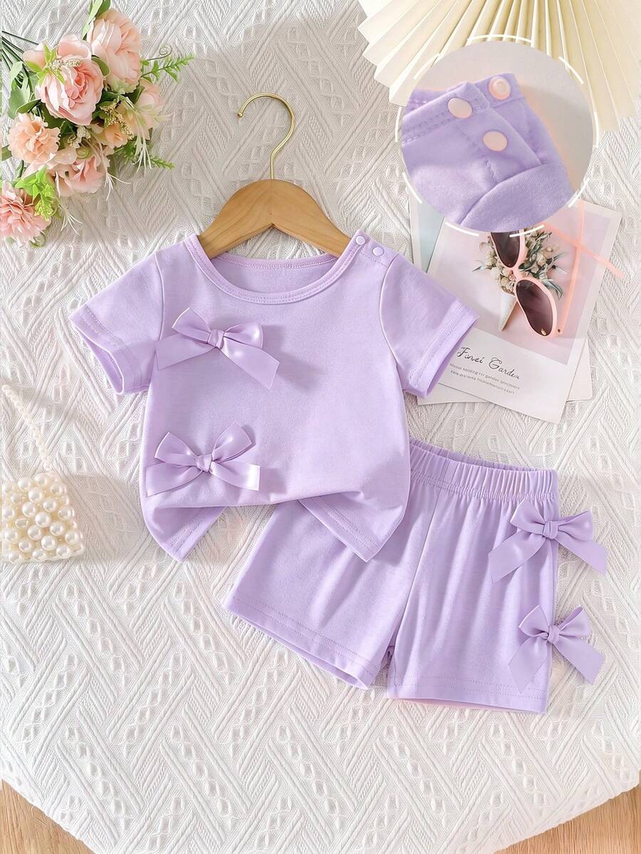 SHEIN Playful Pals 女婴休闲时尚日常圆领插肩袖蝴蝶结装饰粉色T恤和松紧腰短裤套装,女童服装套装,少女衬衫,彩虹夏季套装,骄傲女婴服装,优雅女婴服装,女婴衬衫套装 - 紫色 - 查看 1