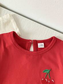 SHEIN Playful Pals 女嬰圓領櫻桃刺繡短袖T恤與格紋長褲休閒日常套裝 - 紅色 - 查看 5