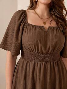 SHEIN LUNE Blusa de talla grande con hombros descubiertos, cuello cuadrado, uso de 2 formas y bajo fluido - Marrón - Ver 4