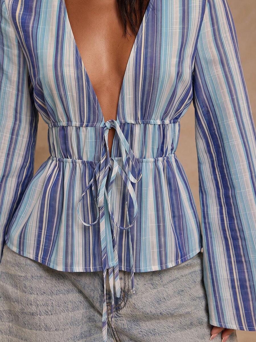 SHEIN Glamour قميص نسائي فاخر خفيف شبابي أنيق مخطط ملون منسوج بياقة V عميقة وأكمام جرس مع فتحة أمامية مزينة برباط وفيونكة مناسب للربيع والصيف والخريف - ازرق نعناع - مشاهدة 1