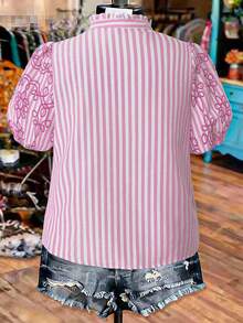 Linhara 大尺碼女款夏季條紋仿刺繡V領荷葉邊泡泡袖時尚休閒度假短袖襯衫 - 玫紅色 - 查看 2
