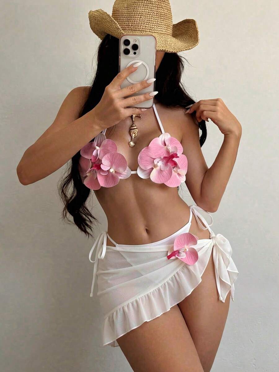 Swim SXY 新款時尚粉色三件套 3D 蘭花掛脖比基尼上衣 綁帶三角泳褲 荷葉邊網紗迷你裙 海灘度假泳裝套裝 (隨機花色) - 白色 - 查看 1