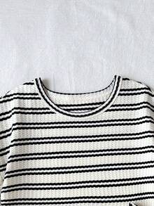 SHEIN 兒童青少年女孩 T-Shirt 套裝 黑色與白色條紋 休閒經典針織圓領荷葉邊下擺 T-Shirt 搭配寬鬆長褲 2 件套 - 黑與白 - 查看 5