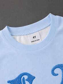 SHEIN 小男孩 T-Shirt 套裝，男孩美式街頭哥德風 LA 大字母印花藍色柔軟針織圓領短袖短褲 T-Shirt 套裝，兒童休閒運動 T-Shirt 短褲 2 件套，洛杉磯，字母，適合 4-7 歲 - 藍色 - 查看 6