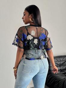 SHEIN PETITE CURVE 夏季度假女款花卉刺繡時尚上衣 - 彩色 - 查看 2