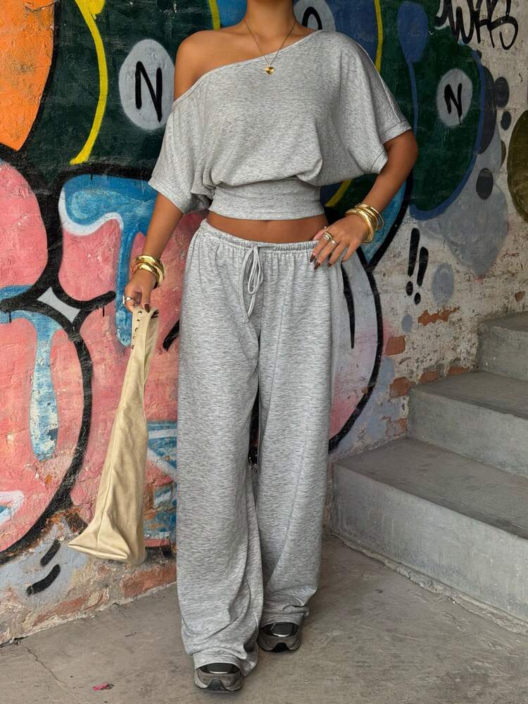 Muchica 女款夏季新款兩件套：露肩修身上衣與寬鬆長褲，舒適灰色休閒兩件套。女款夏季極簡街頭風日常基本款：舒適露肩T恤與寬腿運動長褲兩件套，適合戶外運動。 - 灰色 - 查看 3