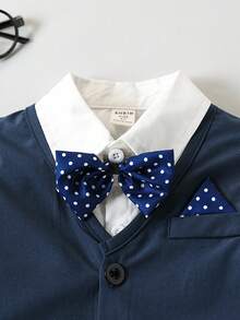 SHEIN 3 件套年轻男孩高级优雅休闲正装套装。纯色修身背心 + 休闲西装裤 + 可拆卸波点领结，胸前和领结饰有撞色手帕，适合晚会、主持、表演、聚会、T 台、洗礼、生日、婚礼、毕业季、春夏季 - 藏蓝色 - 查看 3