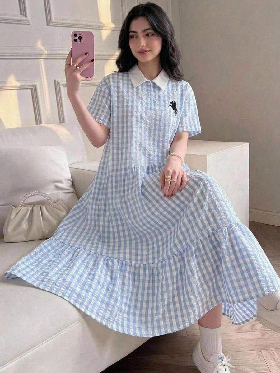 SHEIN 青少年女孩 Polo 童裝條紋刺繡圖案短袖中長洋裝,適合青少年女孩,對比色荷葉領花瓣袖印花洋裝,適合學校、戶外活動、購物,鈕扣洋裝 - 藍色 - 查看 1