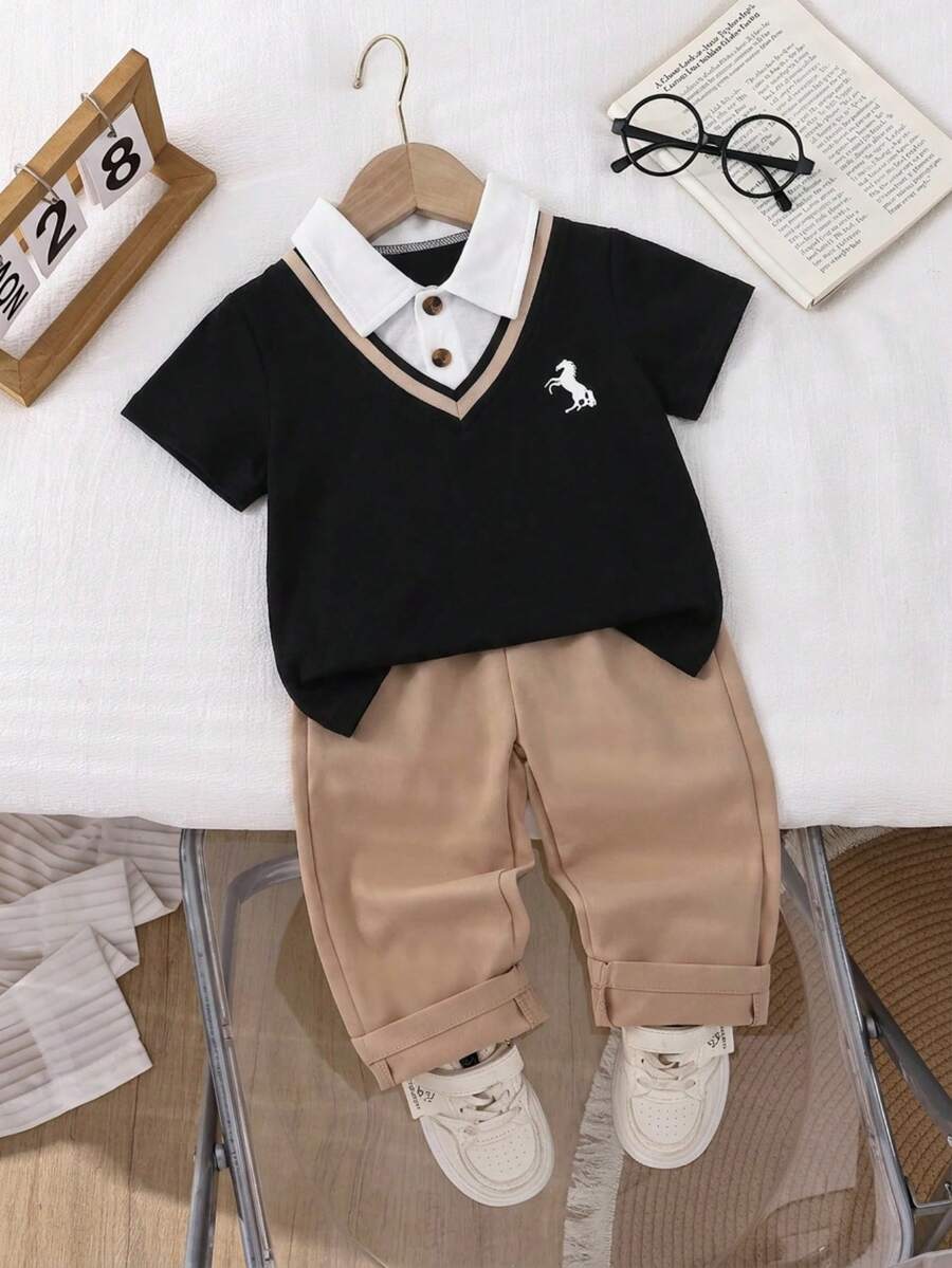 Genkimix Kids 2件組小男孩套裝,兒童針織舒適 Polo 短袖 2 合 1 上衣,時尚小圖案點綴,搭配卡其色休閒長褲,彈性腰頭設計,寬鬆版型,適合秋季度假、日常外出等多種場合 - 黑色 - 查看 1