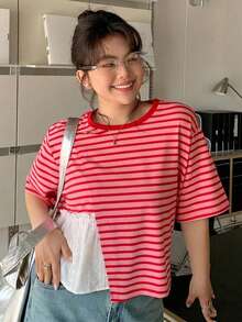 Dazy Plus Kaos Musim Semi/Panas Warna Pink dengan Motif Garis-Garis Patchwork Kontras dan Kerah Bulat Longgar Lengan Pendek - Merah - View 2