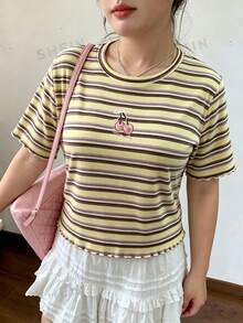 Dazy Plus 櫻桃刺繡條紋圓領短袖修身夏季T恤圖案上衣 - 黃色 - 查看 4