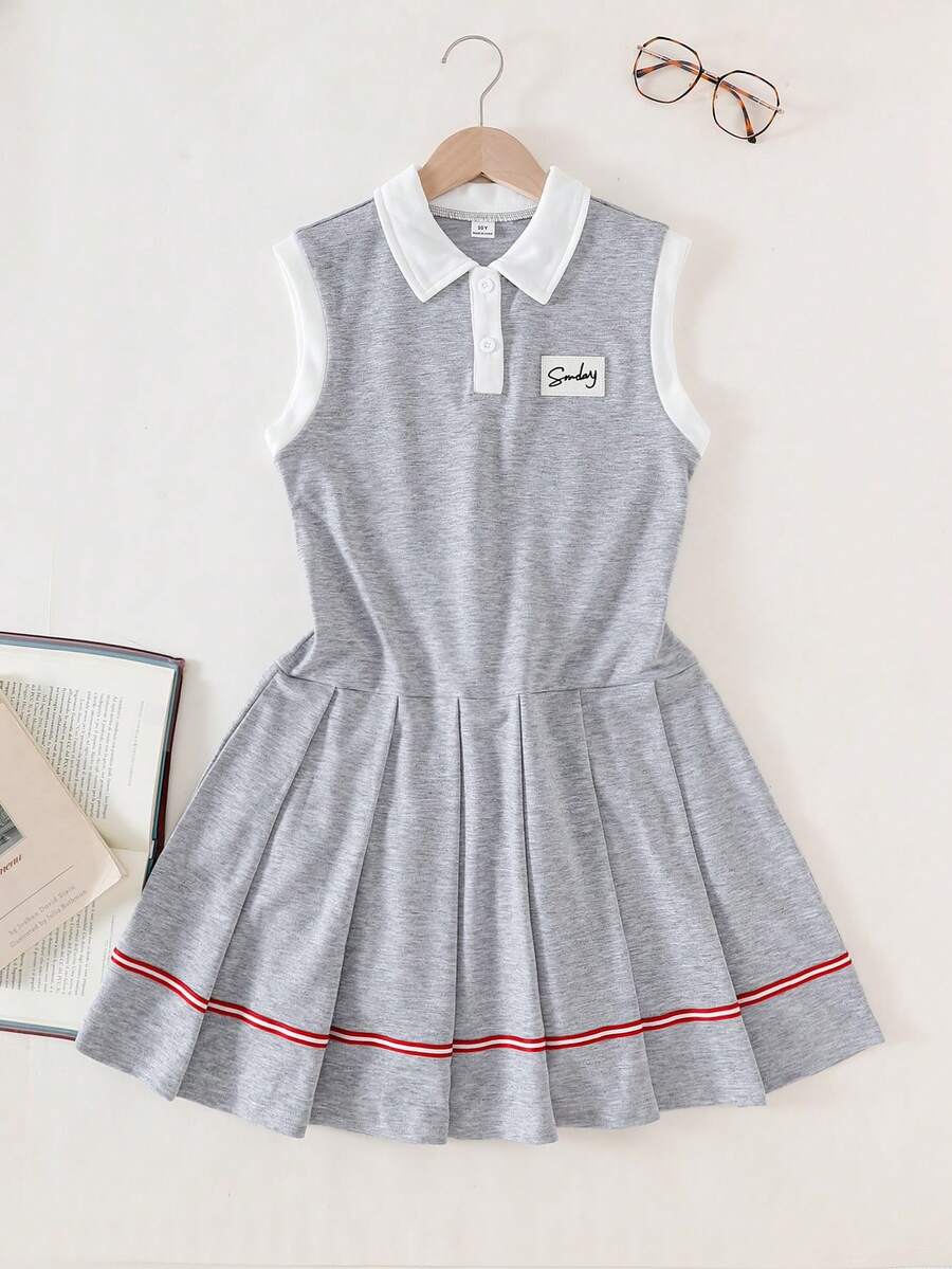 SHEIN 女童休閒時尚學院風無袖百褶洋裝,灰色無袖 Polo 洋裝搭配白色對比領,簡約清新設計,胸前貼布裝飾增添質感,百褶下擺營造活潑青春感,紅白條紋飾邊,適合日常穿著、通勤與校園穿搭 - 灰色 - 查看 1