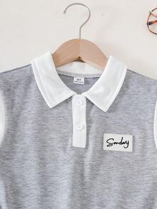 SHEIN 女童休閒時尚學院風無袖百褶洋裝，灰色無袖 Polo 洋裝搭配白色對比領，簡約清新設計，胸前貼布裝飾增添質感，百褶下擺營造活潑青春感，紅白條紋飾邊，適合日常穿著、通勤與校園穿搭 - 灰色 - 查看 4