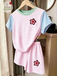 (Patrón aleatorio, 1 set aleatorio) Conjunto de 2 piezas de camiseta corta básica y pantalones cortos para niñas con bloques de color floral verde, rosa y azul, rayas horizontales finas rosas y patchwork azul - Multicolor - Ver 7