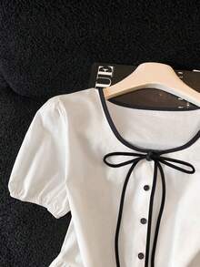 SHEIN Franclia 柔和的米白色束腰衬衫，撞色滚边和蝴蝶结，泡泡袖搭配荷叶边裙摆，显年轻显瘦，柔美别致，适合日常穿着。 - 黑與白 - 查看 4