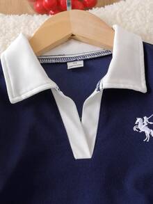 SHEIN Playful Pals 女童學院風 Polo 領兩件套，海軍藍對比色翻領長袖上衣 + 高腰寬腿褲，經典馬術刺繡休閒套裝，百搭春夏/秋冬運動風，適合上學與日常穿著 - 寶藍色 - 查看 6