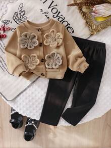 SHEIN 嬰兒/幼兒（女童）灰色羅紋長袖開襟外套，大花朵裝飾，搭配純色長褲 2 件套，春秋休閒日常寬鬆套裝 - 杏色 - 查看 1