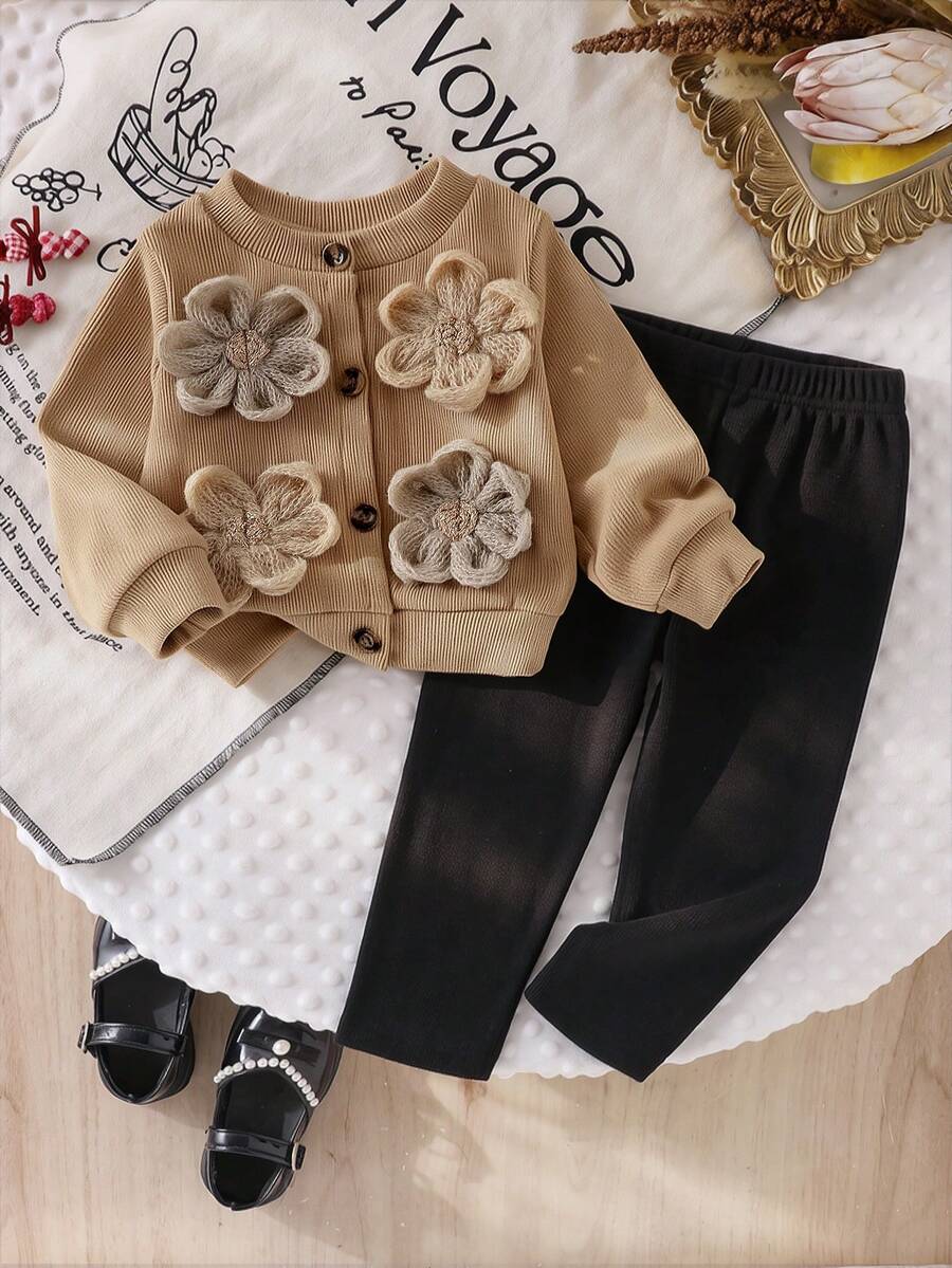SHEIN 嬰兒/幼兒(女童)灰色羅紋長袖開襟外套,大花朵裝飾,搭配純色長褲 2 件套,春秋休閒日常寬鬆套裝 - 杏色 - 查看 1