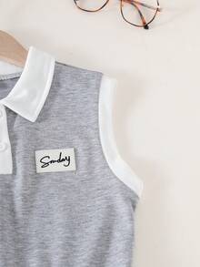 SHEIN 女童休閒時尚學院風無袖百褶洋裝，灰色無袖 Polo 洋裝搭配白色對比領，簡約清新設計，胸前貼布裝飾增添質感，百褶下擺營造活潑青春感，紅白條紋飾邊，適合日常穿著、通勤與校園穿搭 - 灰色 - 查看 5