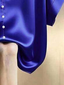 Franclia 女款春夏高級香檳色緞面V領珍珠鈕扣設計短袖襯衫 - 寶藍色 - 查看 3