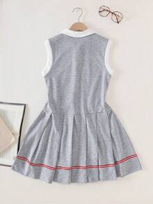 SHEIN 女童休閒時尚學院風無袖百褶洋裝，灰色無袖 Polo 洋裝搭配白色對比領，簡約清新設計，胸前貼布裝飾增添質感，百褶下擺營造活潑青春感，紅白條紋飾邊，適合日常穿著、通勤與校園穿搭 - 灰色 - 查看 2