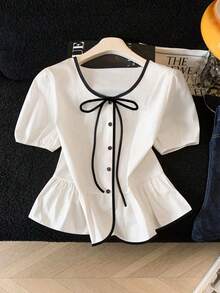 SHEIN Franclia 柔和的米白色束腰衬衫，撞色滚边和蝴蝶结，泡泡袖搭配荷叶边裙摆，显年轻显瘦，柔美别致，适合日常穿着。 - 黑與白 - 查看 3