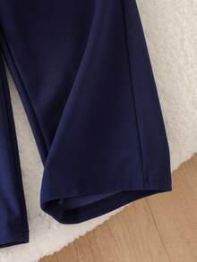 SHEIN Playful Pals 女童學院風 Polo 領兩件套，海軍藍對比色翻領長袖上衣 + 高腰寬腿褲，經典馬術刺繡休閒套裝，百搭春夏/秋冬運動風，適合上學與日常穿著 - 寶藍色 - 查看 5