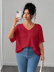 SHEIN LUNE CURVE 大尺碼舒適優雅修身通勤V領百搭夏季設計上衣，修飾身形日常短袖 - 酒紅色 - 查看 4