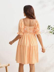 SHEIN 孕婦洋裝，荷葉邊飾邊、燈籠短袖、方領、前開鈕扣、花朵鈕扣、A字裙擺、黃色條紋數位印花 - 黃色 - 查看 2