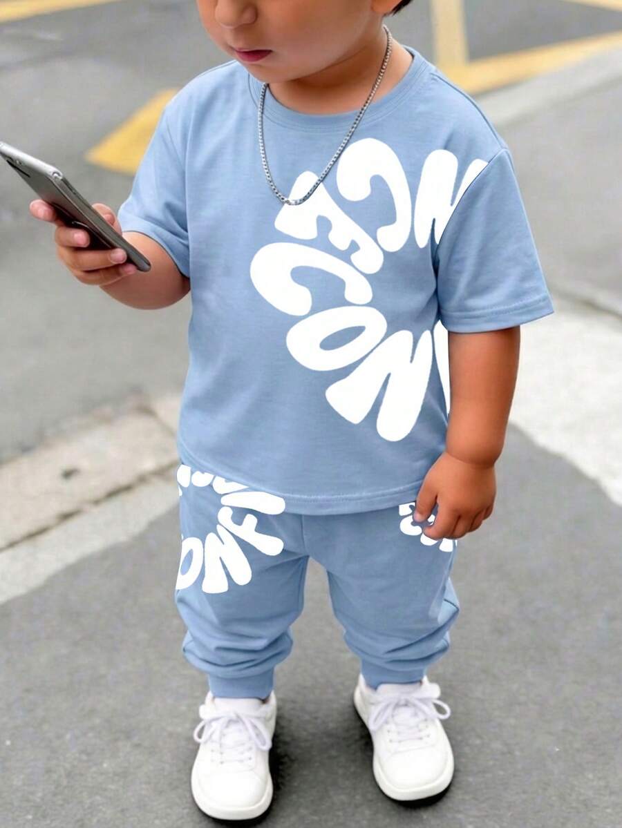 SHEIN 1套淺藍色字母男嬰套裝,圓領短袖上衣搭配同款收口長褲,上衣與長褲均有弧形泡泡字母印花,適合外出、購物與日常穿著,春/夏 - 彩色 - 查看 1