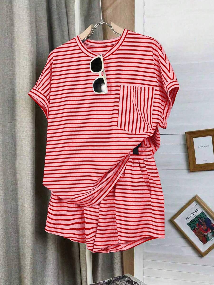 Resyla 大尺碼女款條紋短袖T恤與短褲休閒套裝 - 玫紅色 - 查看 1