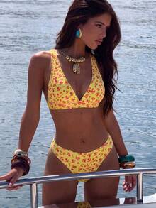 SHEIN Swim 2026新款女士性感印花沙滩比基尼泳装，适合度假的女士比基尼套装，包括花卉印花比基尼套装、Zestiva泳装、斑马纹Larsson套装、斑马纹泳衣、度假套装和女士比基尼套装。 - 彩色 - 查看 1