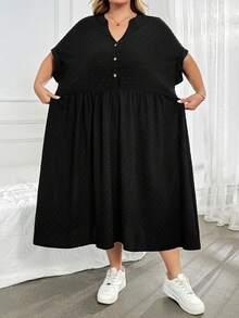 SHEIN CURVE+ 大尺碼女款純色缺口V領百褶休閒日常洋裝 - 黑色 - 查看 4