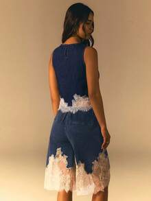 Athîral Denim 女款蕾絲拼接休閒浪漫優雅百搭日常丹寧上衣 早午餐藍白配色夏季短版背心吊帶上衣 - 深色水洗藍 - 查看 2